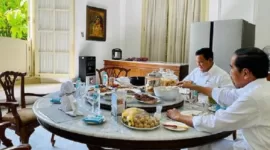 Presiden RI Jokowi dan Menteri Pertahanan Prabowo Subianto makan siang Bareng. (Instagram.com/@prabowo) 
