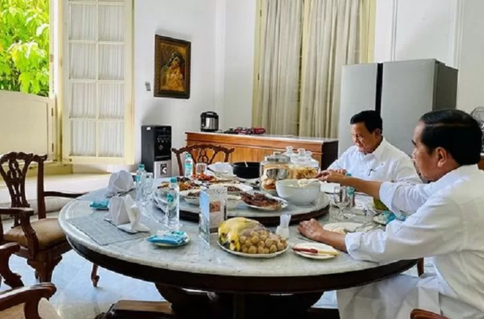 Presiden RI Jokowi dan Menteri Pertahanan Prabowo Subianto makan siang Bareng. (Instagram.com/@prabowo) 