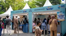 BRI Peduli yang berkolaborasi bersama Ikatan Wanita BRI (IWABRI) dengan melaksanakan kegiatan Khitanan Massal. (Dok. Bank BRI) 
