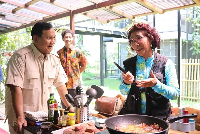 Menteri Pertahanan RI, Prabowo Subianto mencicipi masakan khas buatan mantan Menteri Kelautan dan Perikanan. (Facbook.com/@Prabowo Subianto)