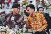 Gubernur Jawa Tengah, Ganjar Pranowo Bersama Wali Kota Surakarta Gibran Rakabuming Raka. (Facbook.com/@Ganjar Pranowo )