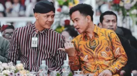 Gubernur Jawa Tengah, Ganjar Pranowo Bersama Wali Kota Surakarta Gibran Rakabuming Raka. (Facbook.com/@Ganjar Pranowo )