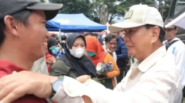 Ketua Umum Partai Gerindra Prabowo Subianto saat bersama Masyarakat. (Facbook.com/@Prabowo Subianto)

