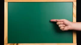 Letakkan papan tulis di dapur atau tempat yang sering dilihat untuk mencatat barang yang habis atau perlu dibeli. (Pexels/Daniel Reche)