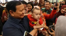 Ketua Umum Partai Gerindra Prabowo Subianto saat bersama Masyarakat. (Facbook.com/@Prabowo Subianto)

