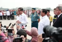 Menteri Pertahanan Prabowo Subianto mendampingi Presiden Joko Widodo (Jokowi) melepas bantuan kemanusiaan Indonesia untuk Palestina di Lanud Halim Perdanakusuma. (Dok. Tim Media Prabowo Subianto)  