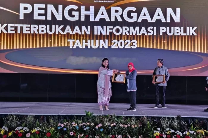Foto : Wakil Ketua Komisioner BNSP, Ulfah Mashfufah, dengan bangga menerima piagam penghargaan yang digelar oleh Komisi Informasi Publik (KIP) di Hotel Grand Mercure, Kemayoran, Jakarta, pada Rabu (20/12/23). (Doc.Ist)
