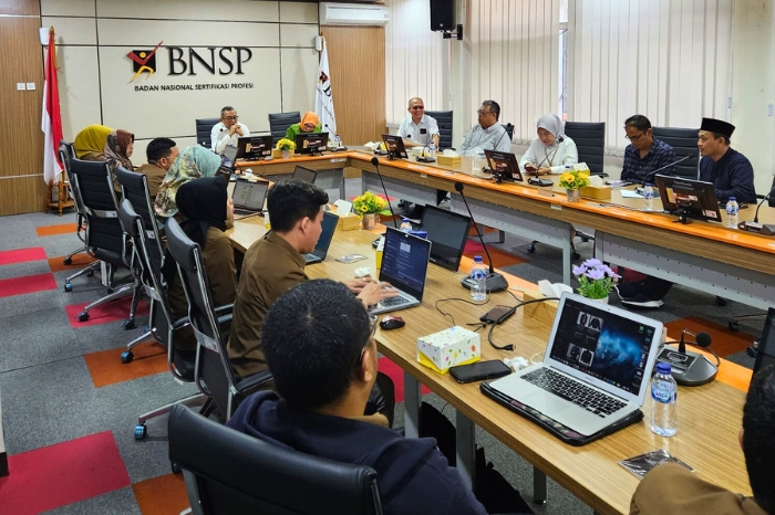 Delegasi Kemenparekraf RI, dipimpin oleh Martini M. Pohan, bersama para komisioner BNSP, membahas strategi penguatan dan harmonisasi tenaga kerja pariwisata dalam kunjungan kerja di Gedung BNSP, Jakarta (17/1/24). (Doc.BNSP) 