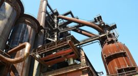 Pabrik smelter nikel berhenti produksi, memberi sinyal risiko besar pada hilirisasi nasional. (Pixabay.com/ferdinandkozeluh0)