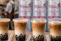 Bikin kopi susu jualanmu makin instagrammable! ✨📸 Pakai gelas plastik Trifinity yang super jernih dan sedotan higienis terbungkus plastik. Tersedia ukuran 12oz sampai 22oz, pas banget buat semua menu minumanmu.