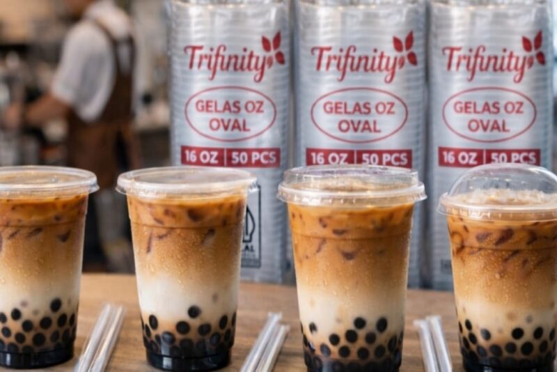 Bikin kopi susu jualanmu makin instagrammable! ✨📸 Pakai gelas plastik Trifinity yang super jernih dan sedotan higienis terbungkus plastik. Tersedia ukuran 12oz sampai 22oz, pas banget buat semua menu minumanmu.